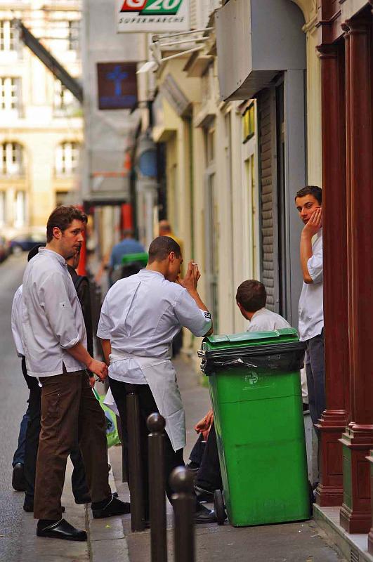 Paris_Champs_de_Mars_3_Waiters.JPG