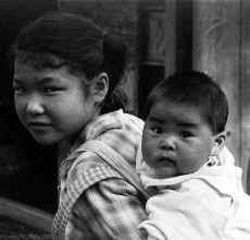1952-53_Japan_Street_Photos_004.jpg (294928 bytes)