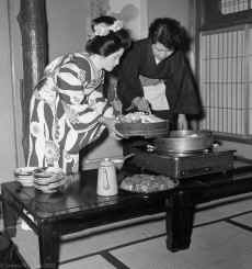 1953_Japan_Sakura_Day_Komachi-En_309.jpg (1193803 bytes)