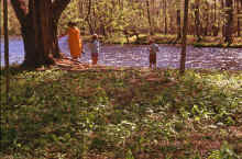 1970-05_JL_Blilie_Family_564_Apple_River.jpg (3078743 bytes)