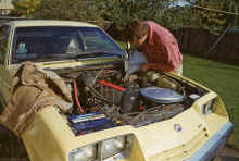 1982-07_JL_Blilie_Family_896_Jimmy_Fixing_Car.jpg (2251719 bytes)