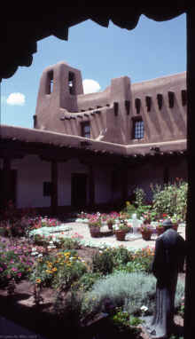 1983-08_JL_Blilie_Family_002_Santa_Fe_Art_Mus.jpg (1007325 bytes)