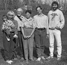 1992-11_Family_w_Bob_Carrigan_715.jpg (1566305 bytes)
