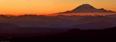 2000-08 Mt Adams Tirp Rainier Sunset Pano.jpg (180237 bytes)