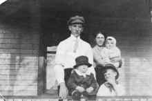 Harrington_Family_circa_1917_A.jpg (135765 bytes)