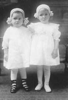 Antonette_Blilie_Marjorie_Kotts_circa_1918_A.jpg (119673 bytes)