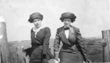 Josefine_Julie_Gundersen_circa_1914_A.jpg (137568 bytes)