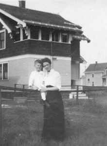 Julie_Blilie-Walter_Harrington_circa_1916_A.jpg (93095 bytes)