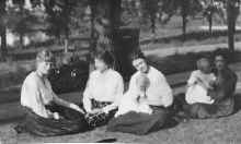 Julie and Antonette_Blilie_circa_1916_A.jpg (187156 bytes)