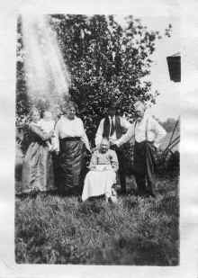 Prentice_Farm_Family_1910s_A.jpg (179857 bytes)
