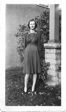 Anita_Kotts_714_N_Hamline_circa_1940_083.jpg (121119 bytes)