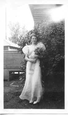 Antonette_Regine_Blilie_714_N_Hamline_circa_1940_084.jpg (86944 bytes)