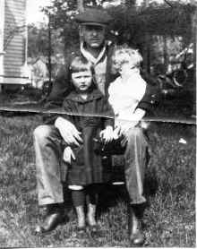 Bernie_Marjorie_Anita_Kotts_circa_1920_178.jpg (117089 bytes)