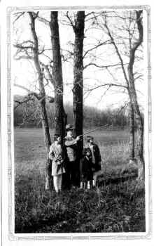 Bert_Richards_James_L_Blilie_Lorraine_Toni_May-1929_010A.jpg (182663 bytes)