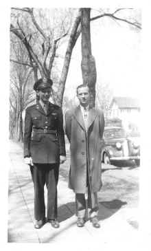 Cliff_Chamberlain_and_fresh_2nd_Lieutenant_James_L_Blilie_fall_1944_226.jpg (99011 bytes)