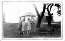 Family_Groups_Farm_circa_1923_162.jpg (648863 bytes)