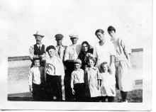 Gundersen_Family_Group_circa_1920_192.jpg (427963 bytes)