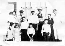 Gundersen_Family_Group_circa_1920_193.jpg (409451 bytes)