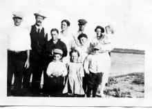 Gundersen_Family_Group_circa_1920_194.jpg (438952 bytes)