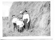 Harrington_Family_Group_circa_1922_196.jpg (447857 bytes)
