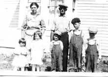 Harrington_Family_Marjorie_Anita_Kotts_Group_circa_1920_195.jpg (388044 bytes)