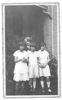 Helen_Sophia_Lorraine_Toni_Jul-1929_008A.jpg (112141 bytes)