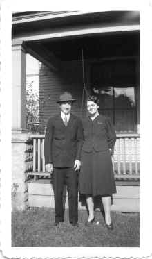 Ira_Selma_Harrington_714_N_Hamline_circa_1940_080.jpg (89949 bytes)