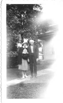 Josie_and_unknown_circa_1920s_209.jpg (106080 bytes)