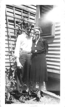 Julie_and_James_L_Blilie_circa_1940_224.jpg (103018 bytes)