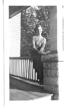 Lorraine_Blilie_Circa_1940_075.jpg (112389 bytes)