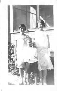 Lorraine_James_L_Blilie_Toni_circa_1928_038A.jpg (80555 bytes)