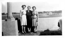Lorraine_Julie_Toni_Blilie_circa_1941_111.jpg (477523 bytes)