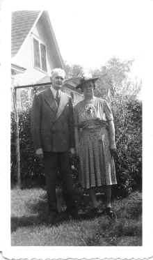 Louis_and_Julie_Blilie_714_N_Hamline_circa_1940_087.jpg (115939 bytes)