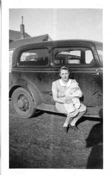 Marjorie_Kotts_Gregerson_and_maybe_Shirley_circa_1937_158.jpg (111947 bytes)