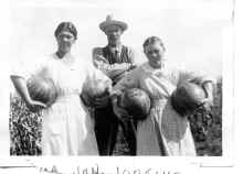 Selma_Jon_and_Antonette_Gundersen_circa_1920_199.jpg (380398 bytes)