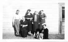 Selma_Josie_friends_circa_1920s_208.jpg (485879 bytes)