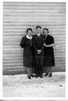 Selma_Julie_and_unknown_circa_1920s_210.jpg (94620 bytes)