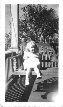Susan_Polanek_714_N_Hamline_Ave_circa_1940_098.jpg (114785 bytes)