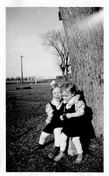 Sylvia_and_Shirley_Gregerson_circa_1938_170.jpg (141941 bytes)