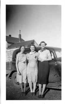 Vallea_Richards_Marjorie_Kotts_Anita_Kotts_circa_1937_157.jpg (96274 bytes)