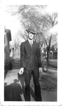 Walter_Harrington_714_N_Hamline_circa_1940_081.jpg (102109 bytes)