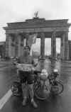 Me Brandenburger Tor, Berlin 5-sep-1992 10,000 Miles.jpg (478415 bytes)
